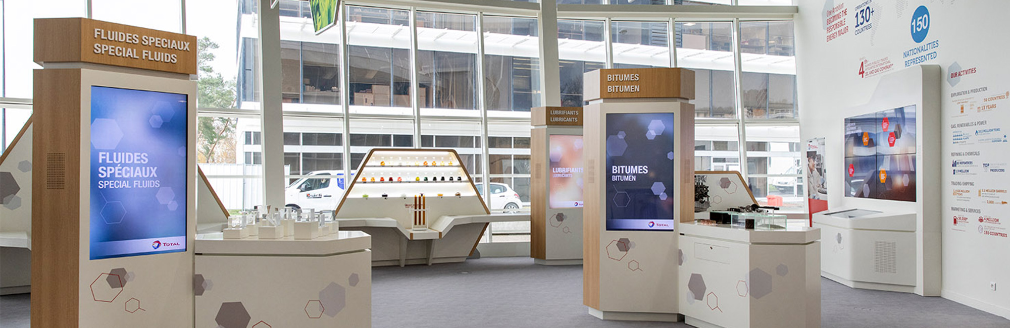 Agencement de showroom Total : mobilier sur-mesure personnalisé