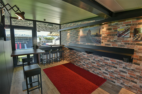 Agencement espace VIP : décoration, bar et chaises hautes