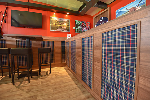 Agencement espace VIP : décoration, bar et chaises hautes