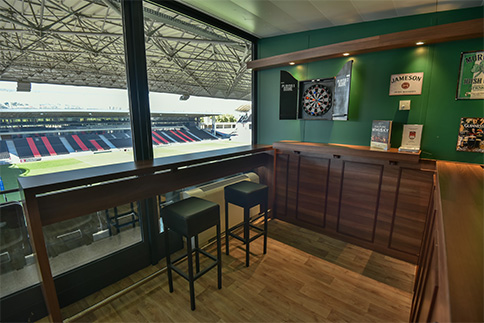 Agencement loges de stade : décoration, bar et chaises hautes