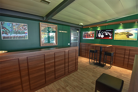 Agencement espace VIP : décoration, bar et chaises hautes