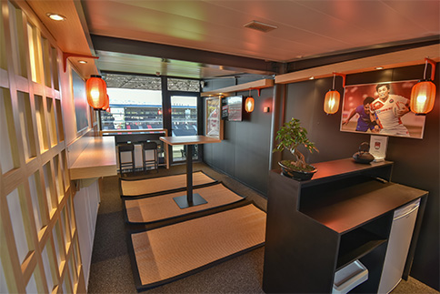 Agencement espace VIP : décoration, bar et chaises hautes