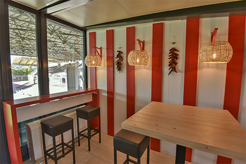 Agencement espace VIP : décoration, bar et chaises hautes