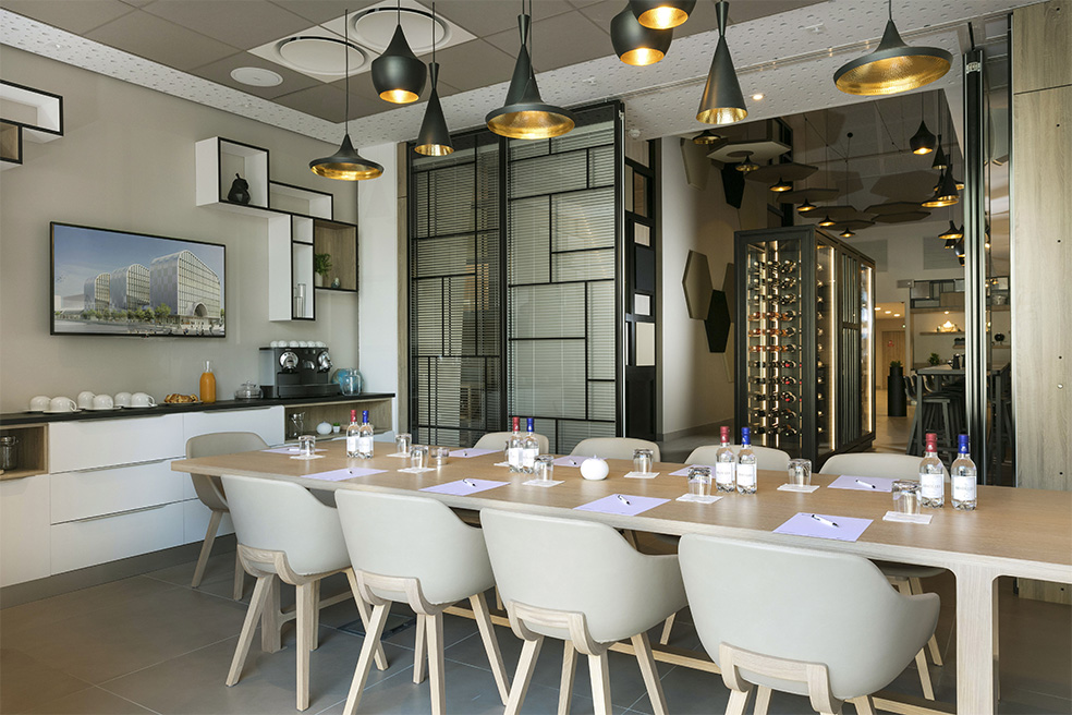 Agencement du restaurant Hôtel Garden Inn : grande table et chaises