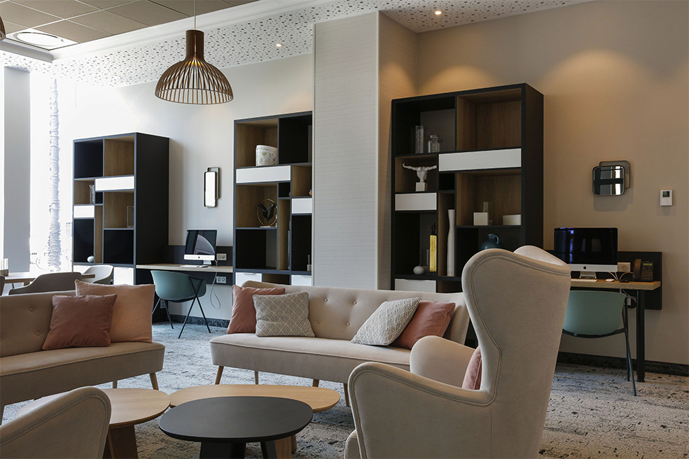 Agencement d'un espace commun Hôtel Garden Inn : canapés, tables, armoires