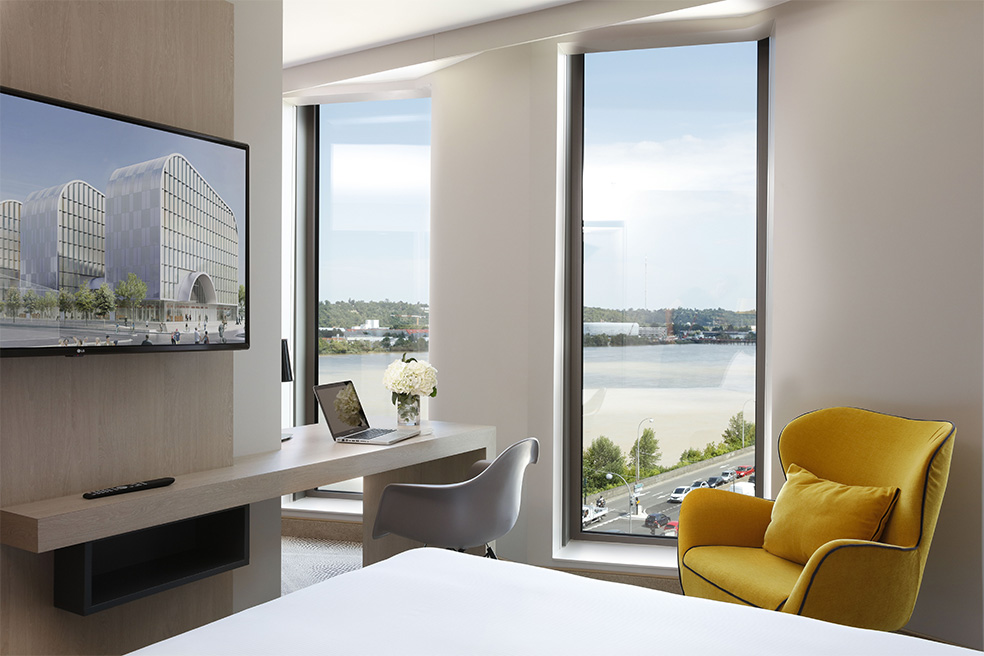 Agencement d'une chambre Hôtel Garden Inn : bureaux, chaise et fauteuil