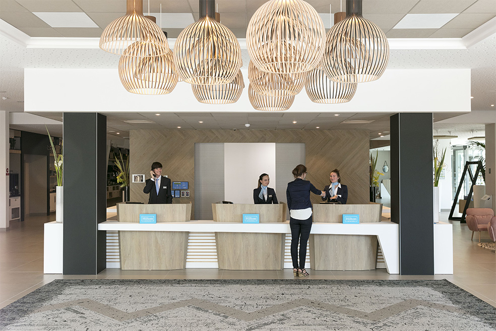 Agencement d'un hall Hôtel Garden Inn : banque d'accueil, lustres design