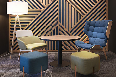 Agencement espace commun d'un hôtel : fauteuils, tables