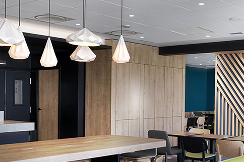 Agencement espace commun d'un hôtel : tables, lustres décoration