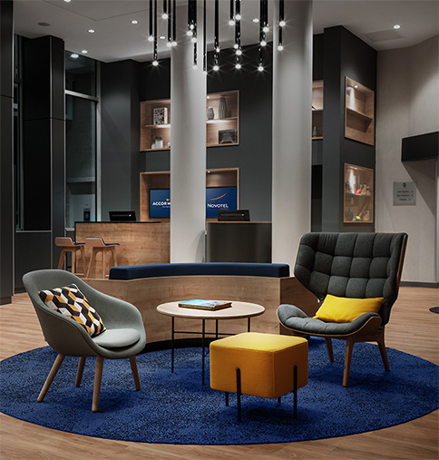 Agencement espace commun d'un hôtel : hall avec canapés et fauteuils