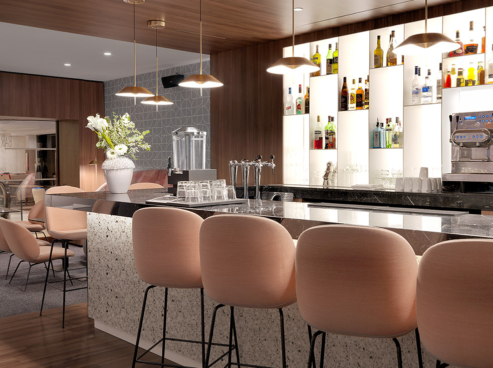 Agencement du bar de l'hôtel Novotel Paris Eiffel