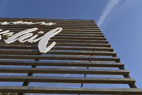 Pergola verticale en bois, Signalétique nominative,
Lettres découpes à la forme