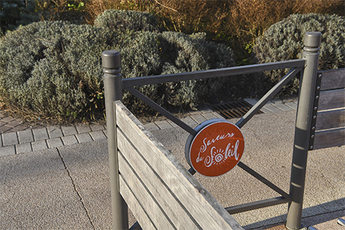 Garde-corps en acier galvanisé thermolaqué avec signalétique extérieure