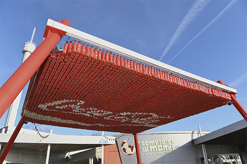 Pergola design en bouteilles Coca-Cola au Futuroscope