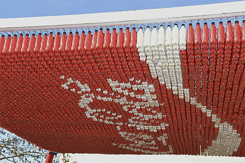 Pergola design en bouteilles Coca-Cola au Futuroscope