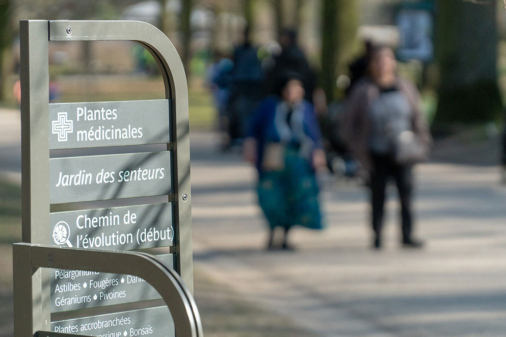 Signalétique - panneau directionnel en métal laqué avec collage de texte adhésif
