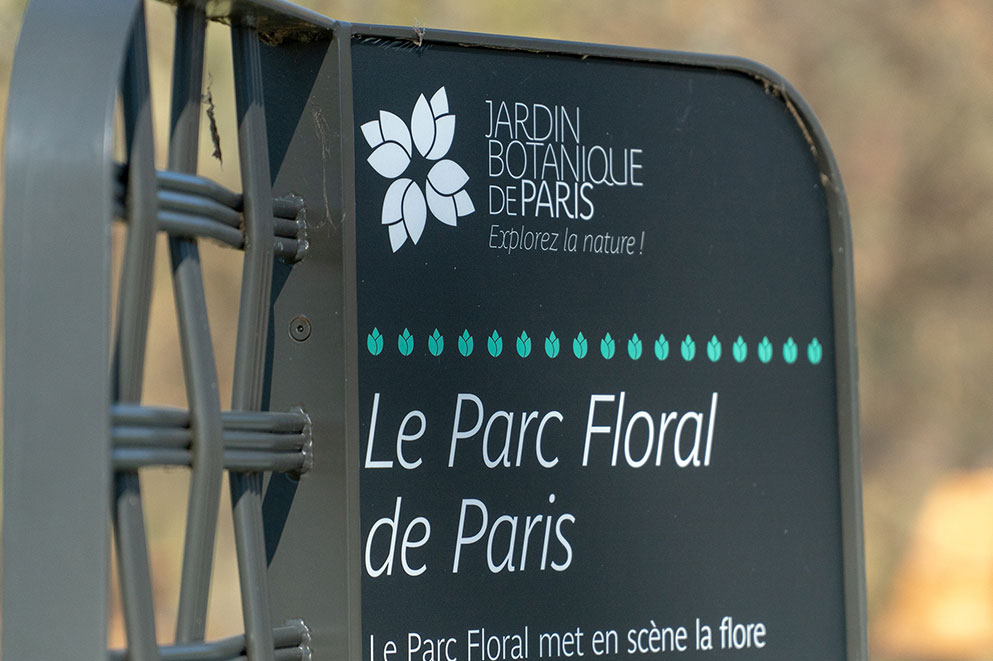 Signalétique - panneau directionnel en métal laqué avec collage de texte adhésif