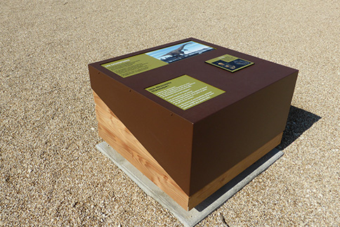 Meubles ilots informatifs en pin et fer peinture imitation rouille