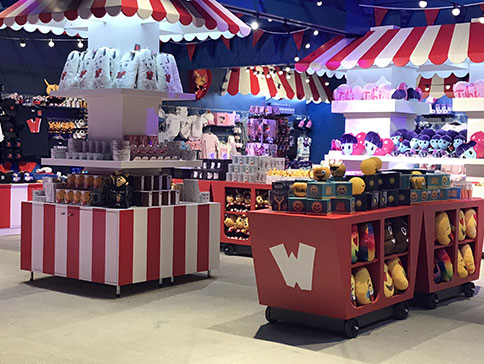 Agencement d'une boutique souvenir - Walibi : meubles d'exposition et vitrines