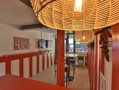 Décoration d'un espace de réception sportif - loge VIP