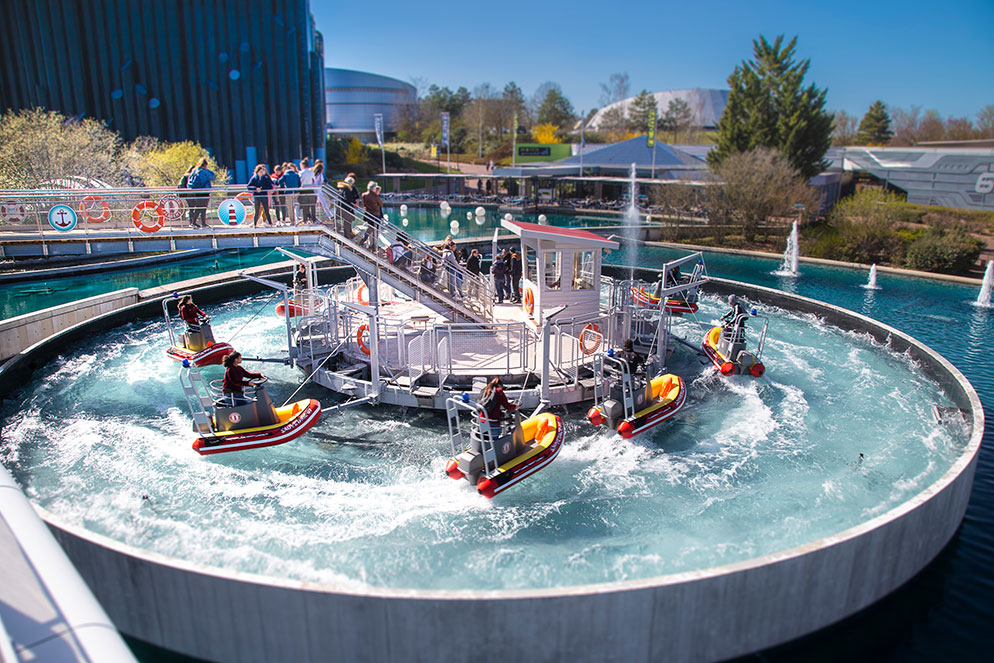 Agencement d'attraction Futuropolis : manège aquatique de jet ski