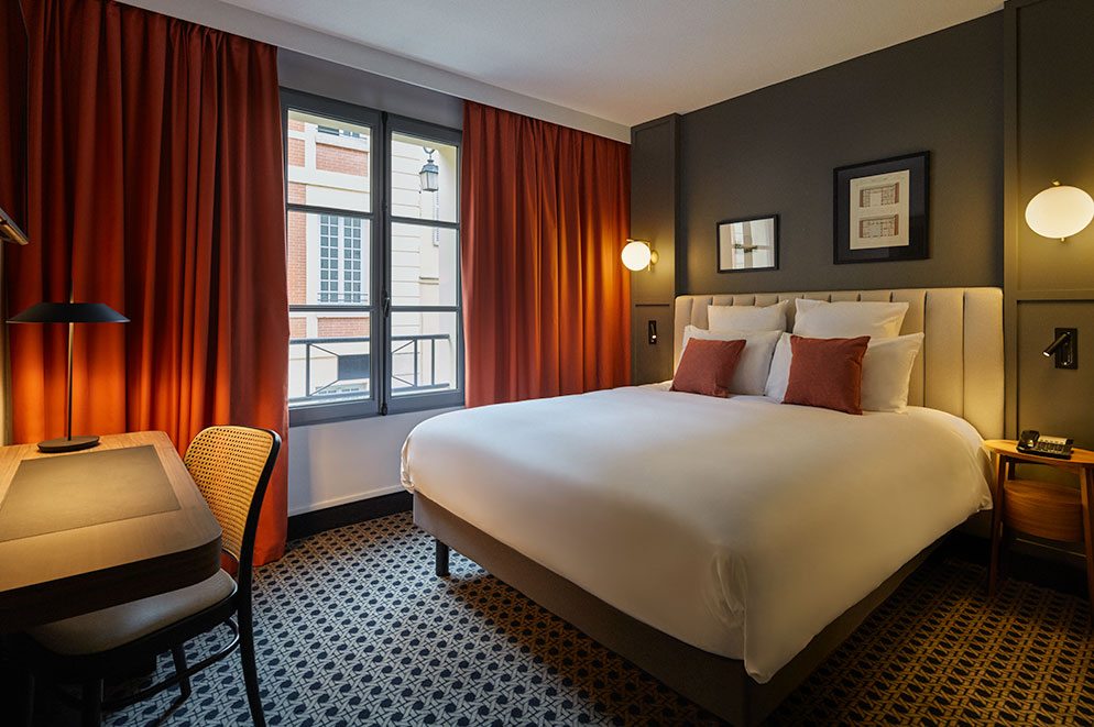 Agencement chambre Hôtel Mercure Versailles Château : tête de lit, meuble tv...