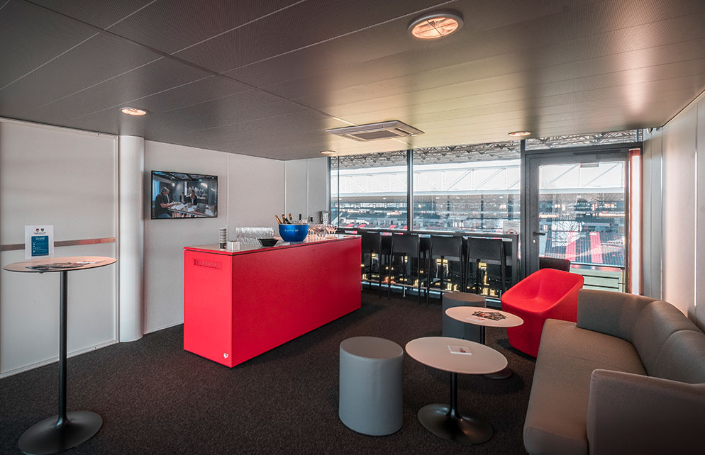 Agencement espace réceptif : loges VIP avec canapés, fauteuils, bar
