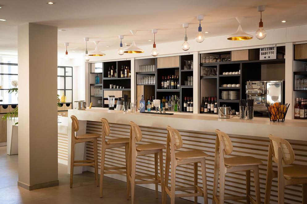 AGENCEMENT BAR HOTEL