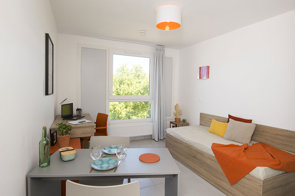 Agencement chambre étudiante : lit, chaises, table, étagères