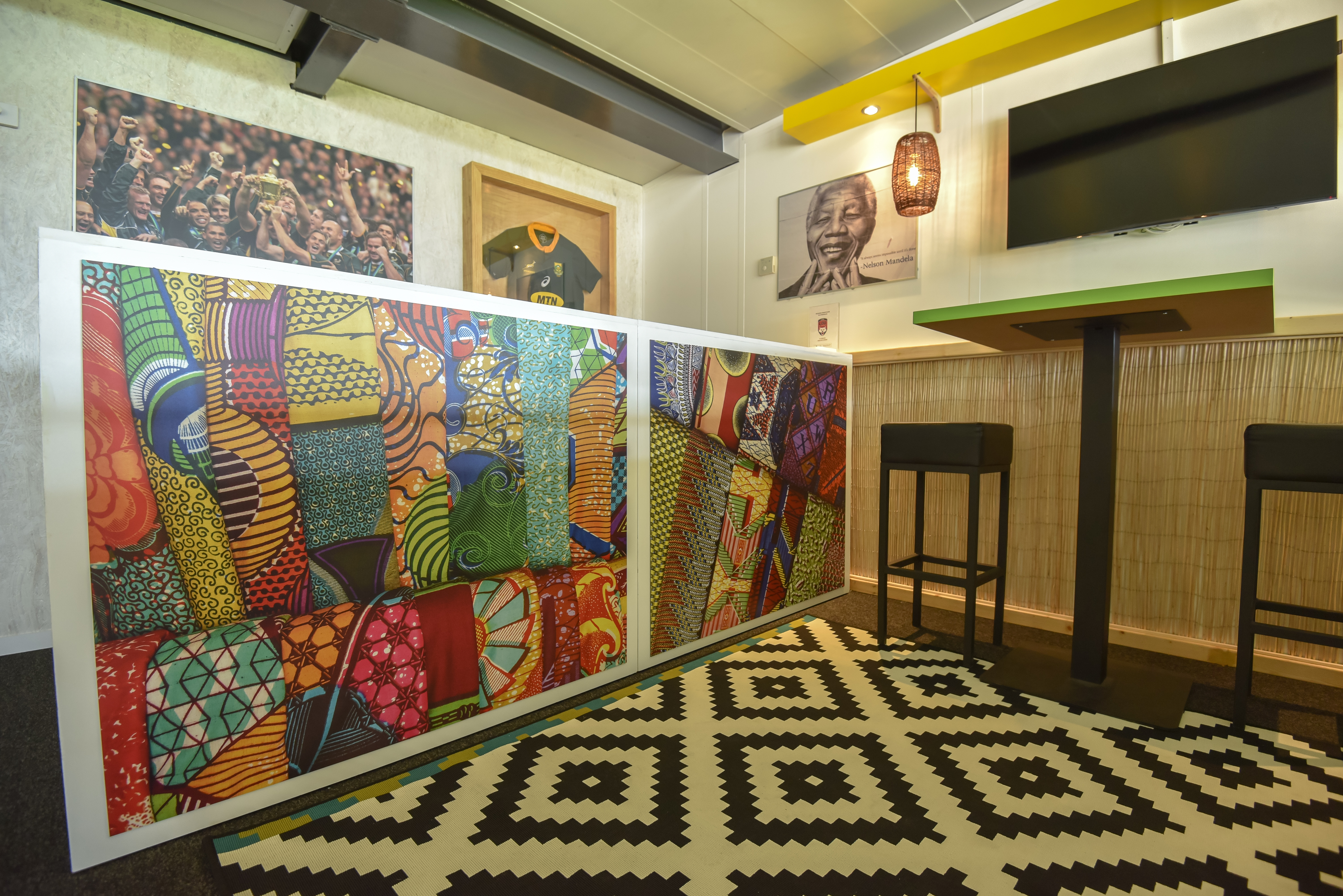 Agencement loges de stade : décoration, bar et chaises hautes