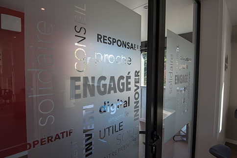 Signalétique GL events en Vinyle Dépoli pour bureau