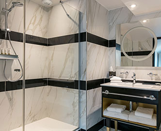 agencement hôtel - salle de bain ; chambre