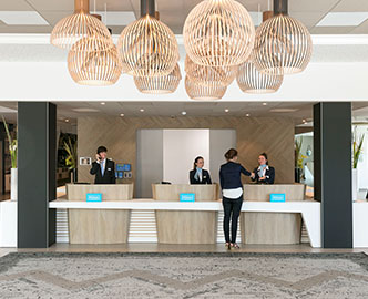 agencement hôtel ; réception ; banque d'accueil