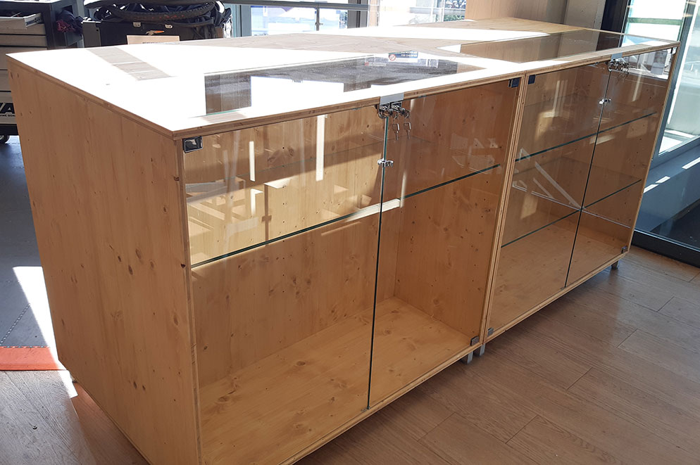 Meuble sur-mesure avec vitrine intégrée 