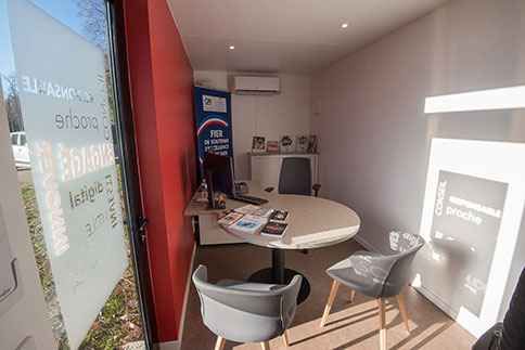 Bureaux agencés par GL events : chaises, tables, bureau, signalétique