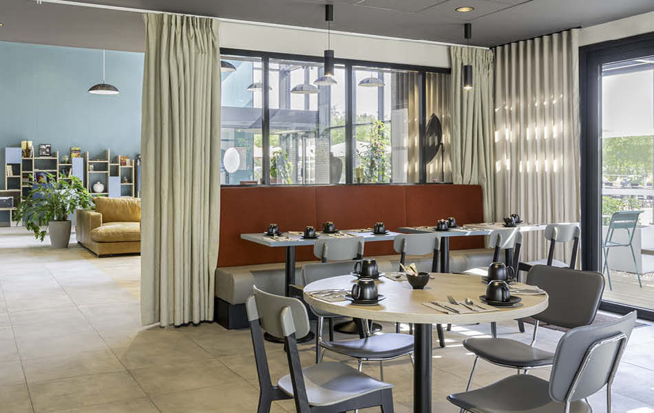 AMENAGEMENT SALLE PETIT DEJEUNER HOTEL