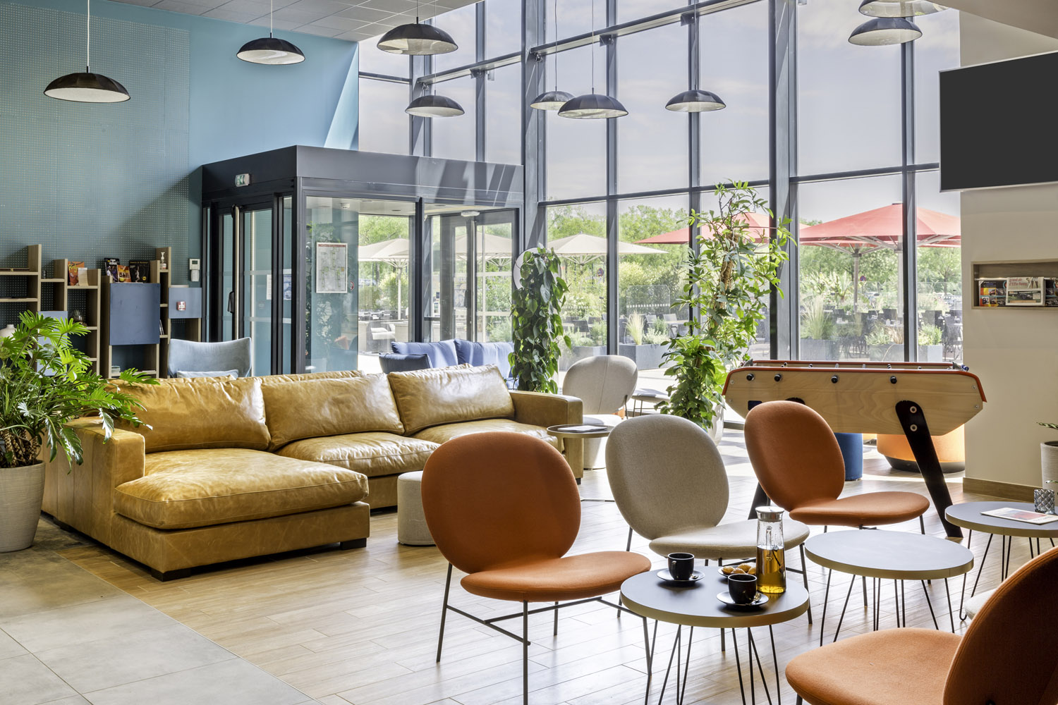 accueil de l’hôtel avec canapé et tables sur-mesure