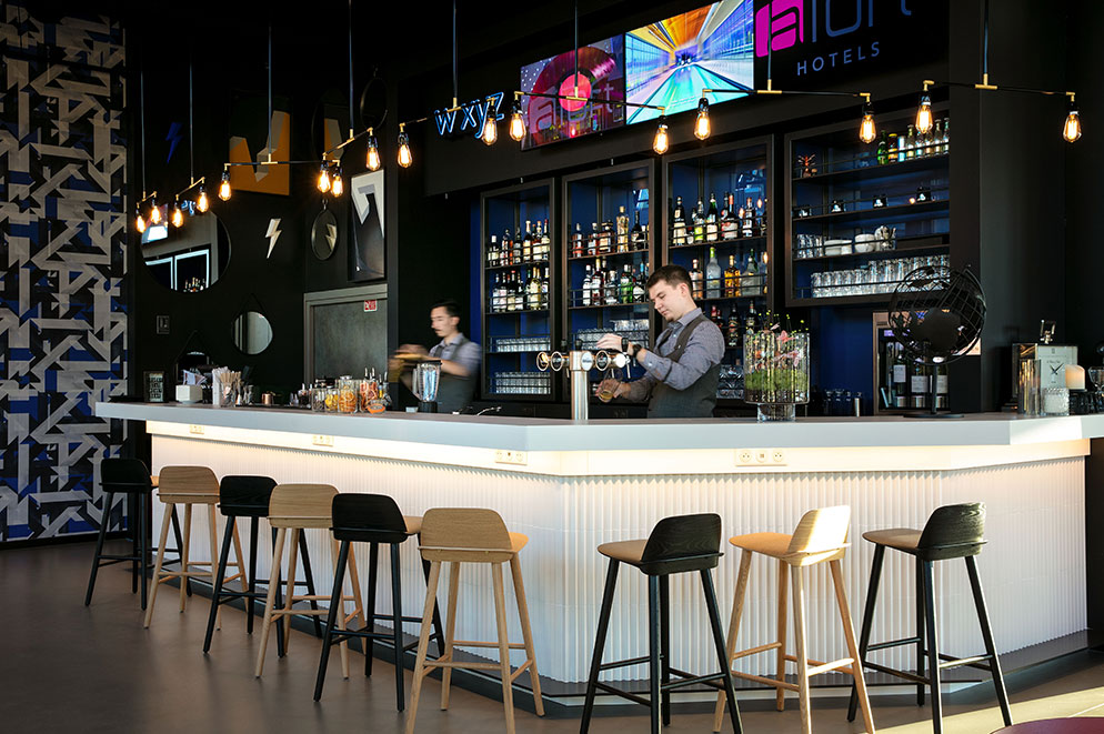 fabrication et installation du bar et arrière bar hotel Aloft Strasbourg  