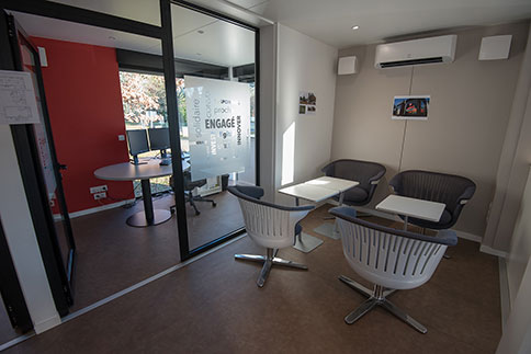 Bureaux agencés par GL events : chaises, tables, bureau, signalétique