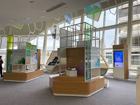 îlots en bois et métal avec éclairage LED intégré, niches d’exposition, signalétique et soclage de produits exposés