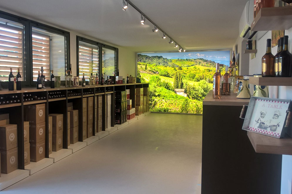 Agencement boutique cave à vins - meuble stockage cartons vins - signalétique rétroéclairée