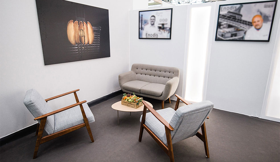 Agencement d'un hall d'hôtel avec fauteuil et canapé