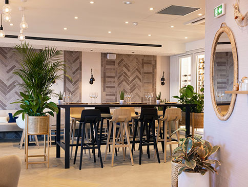 Agencement salon œnologie Hôtel Hilton Garden Inn Le Havre 