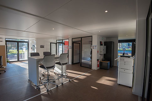 Bureaux agencés par GL events : chaises, tables, bureau, signalétique