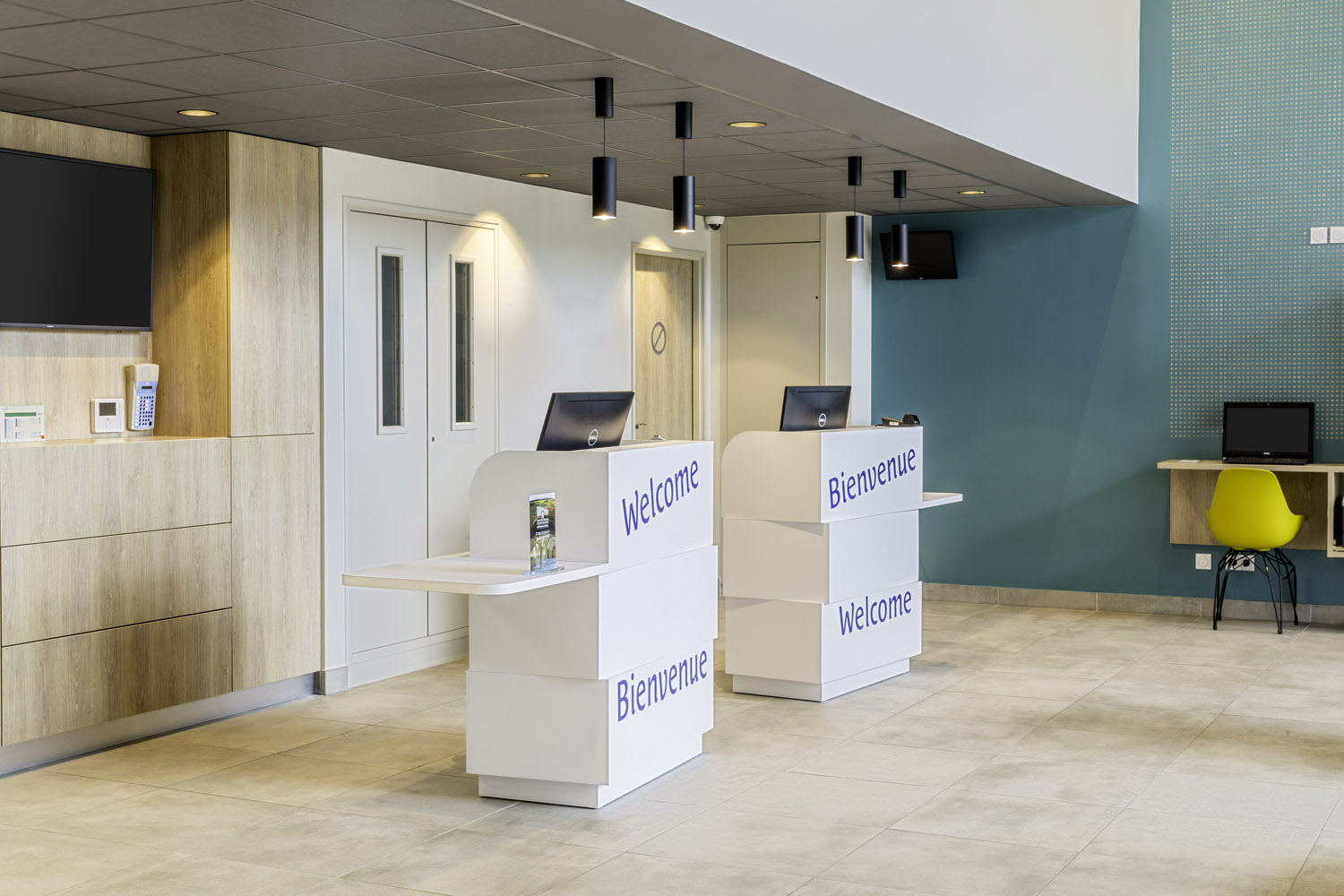 accueil hôtel avec banques sur mesure