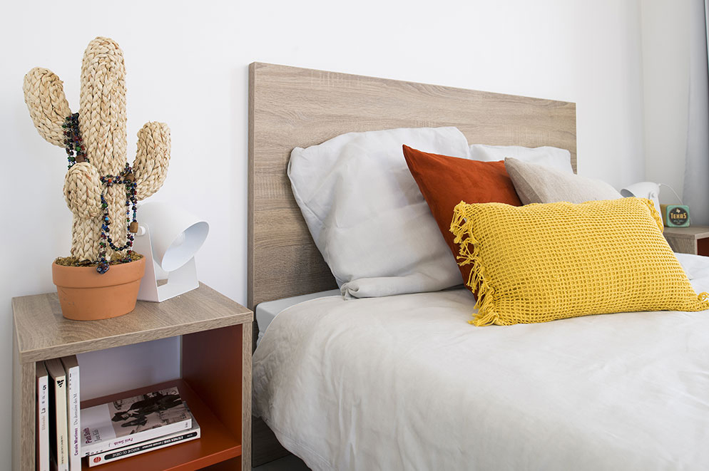 Agencement chambre étudiante : lit, table de chevet, décoration 