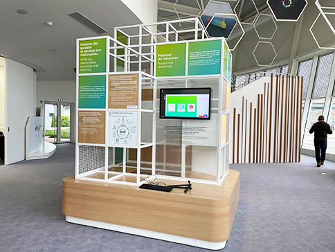 îlots en bois et métal avec éclairage LED intégré, niches d’exposition, signalétique et soclage de produits exposés