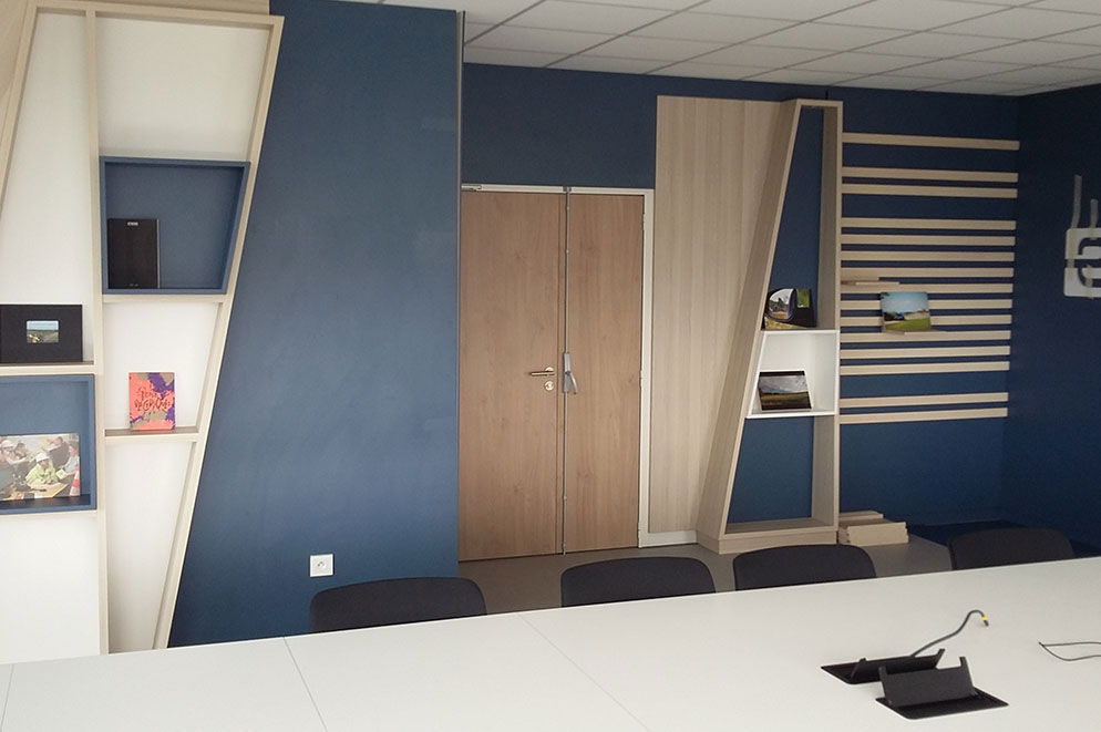 Agencement espace de travail habillage du mur et élément menuisé