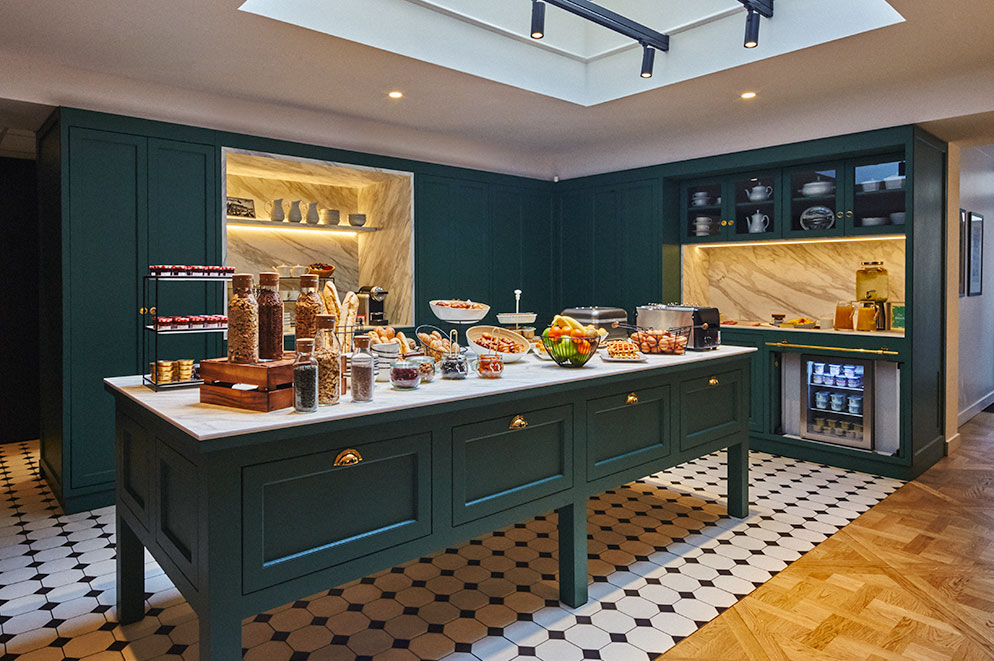 agencement sur-mesure espace petit-déjeuner - Hôtel Mercure Versaille Château