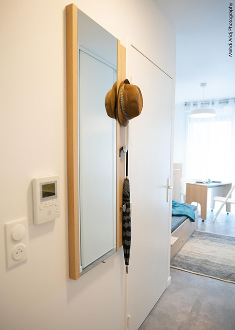 aménagement résidence Studéa Paris Riquet ; accessoire miroir entrée
